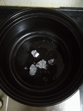 砂锅热油，放入冰糖，炒糖色。