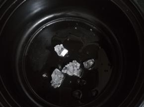 砂锅热油，放入冰糖，炒糖色。