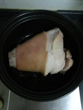 糖色好了之后，放入肘子。