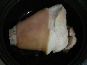 糖色好了之后，放入肘子。