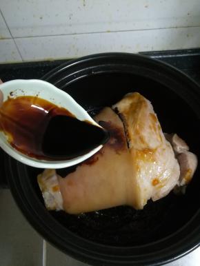 加入半碟的老抽。