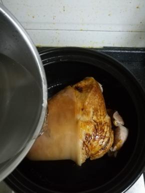 最后加入清水。没过肘子。