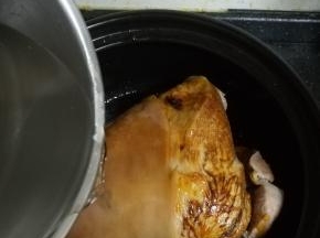 最后加入清水。没过肘子。