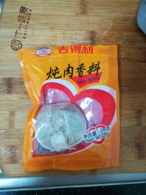 准备一包香料。家有零散香料的也可以。