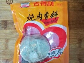 准备一包香料。家有零散香料的也可以。