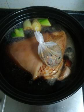 把炖肉料包，也扔进汤中。