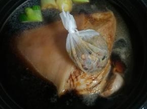 把炖肉料包，也扔进汤中。