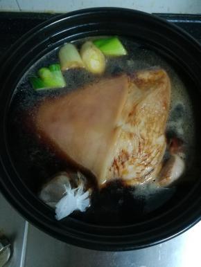 小火炖煮两个小时。然后翻面，继续炖煮。