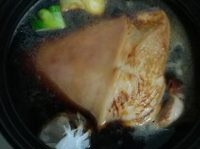 小火炖煮两个小时。然后翻面，继续炖煮。