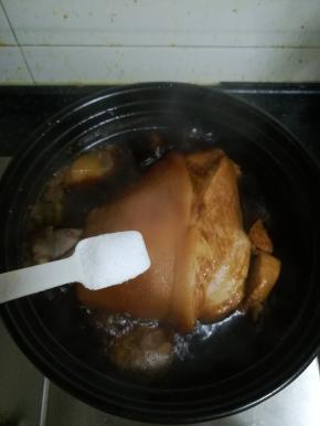 翻面之后，加入食盐调味。继续炖煮一个小时。