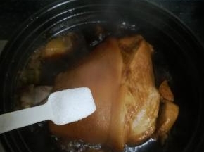 翻面之后，加入食盐调味。继续炖煮一个小时。