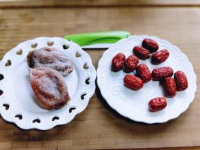 柿子饼和红枣。