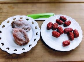 柿子饼和红枣。