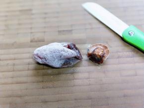 首先将柿子饼的根切掉。