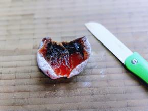 再从柿子饼的中间切开，如图。不要切断开。