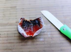 再从柿子饼的中间切开，如图。不要切断开。