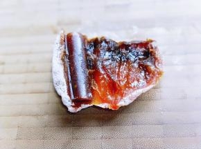 将去皮的果丹皮，放入柿饼中。