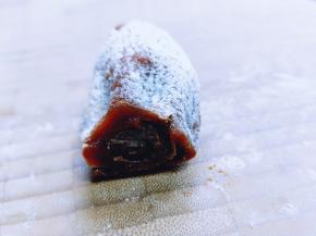 特别漂亮，这时候，可以咬着吃。（如果家里来客人，我们最好把它切开，切成片，那么请注意，切片的方法，卷好的柿子饼，装入保鲜袋中，放入冰箱冷冻，时间自己掌握，有点硬度比较好切。）