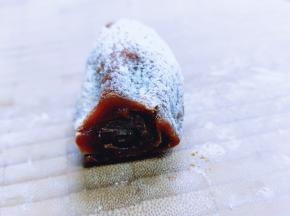 特别漂亮，这时候，可以咬着吃。（如果家里来客人，我们最好把它切开，切成片，那么请注意，切片的方法，卷好的柿子饼，装入保鲜袋中，放入冰箱冷冻，时间自己掌握，有点硬度比较好切。）