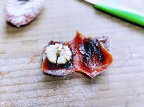 核桃口味的也一样啦！柿子饼去根，切开。