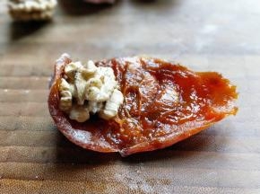 放入一颗核桃，再卷起来。