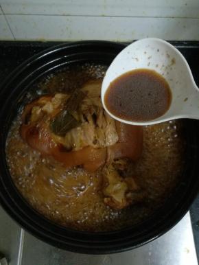 现在可以大火收汁，顺路用勺子给肘子浇汁。