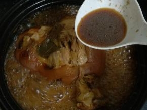 现在可以大火收汁，顺路用勺子给肘子浇汁。