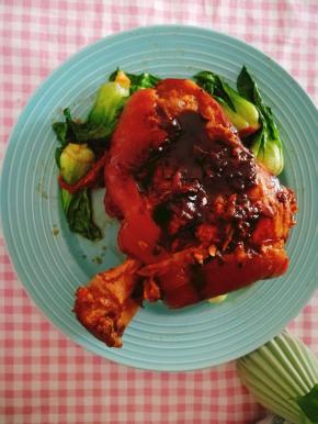 找个大盘子装肘子，把收好的汁浇在上面。就可以了。