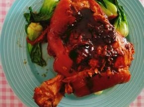 找个大盘子装肘子，把收好的汁浇在上面。就可以了。