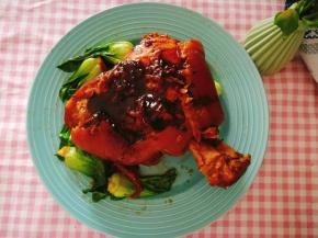 汤汁的颜色好浓郁哈。