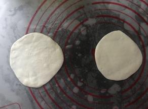 取两团擀成小圆饼