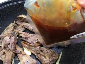 加入火锅料包（爱吃酱香味的里面也有配哦）