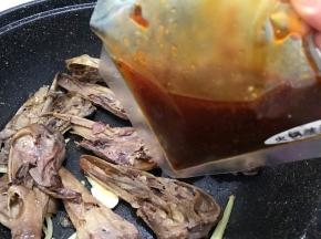 加入火锅料包（爱吃酱香味的里面也有配哦）