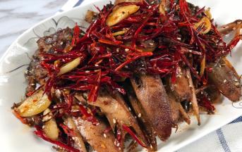 起锅前加入1小勺白糖翻炒均匀即可出锅