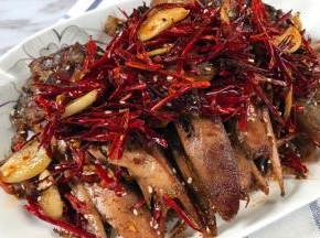起锅前加入1小勺白糖翻炒均匀即可出锅