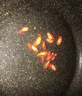 锅内放点油，小米椒煸出香味，倒入牛肉翻炒到肉熟