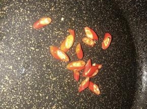 锅内放点油，小米椒煸出香味，倒入牛肉翻炒到肉熟