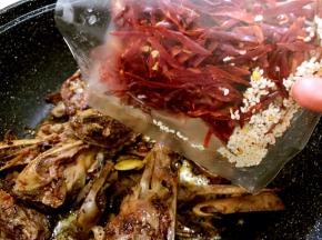 加入辣椒芝麻料包