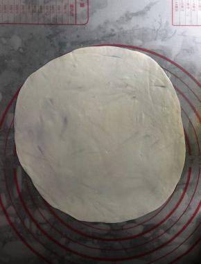 擀成很薄的大圆饼