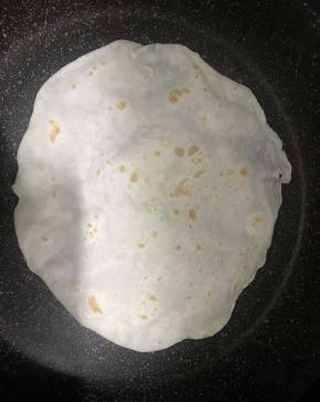 放入平底锅内烙熟（重复四次）