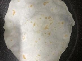 放入平底锅内烙熟（重复四次）