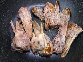 热锅加入鸭头中火慢慢煸炒