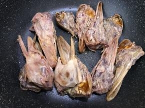 热锅加入鸭头中火慢慢煸炒