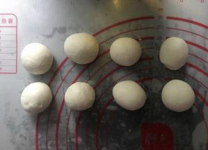 均匀分成8份，揉圆