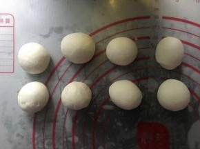 均匀分成8份，揉圆