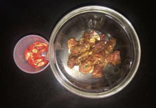 牛肉切小条状，加料酒，生抽、姜末、黑胡椒粉腌制2小时。小米椒切碎