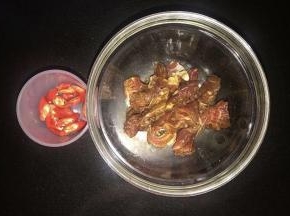 牛肉切小条状，加料酒，生抽、姜末、黑胡椒粉腌制2小时。小米椒切碎