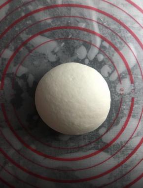中筋粉加水和成光滑的面团