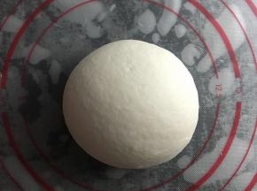 中筋粉加水和成光滑的面团