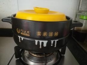 好了，到我家大砂锅出场了。一个肘子刚刚好。